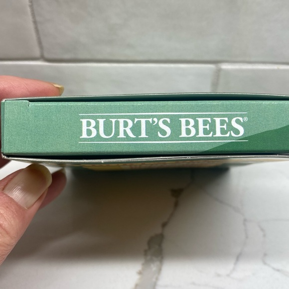 NIB Burt's Bees Holiday Jingle Balms Gift Set 4 - Picture 5 of 6